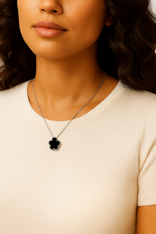 Collar Trébol de Ónix modelo Noira