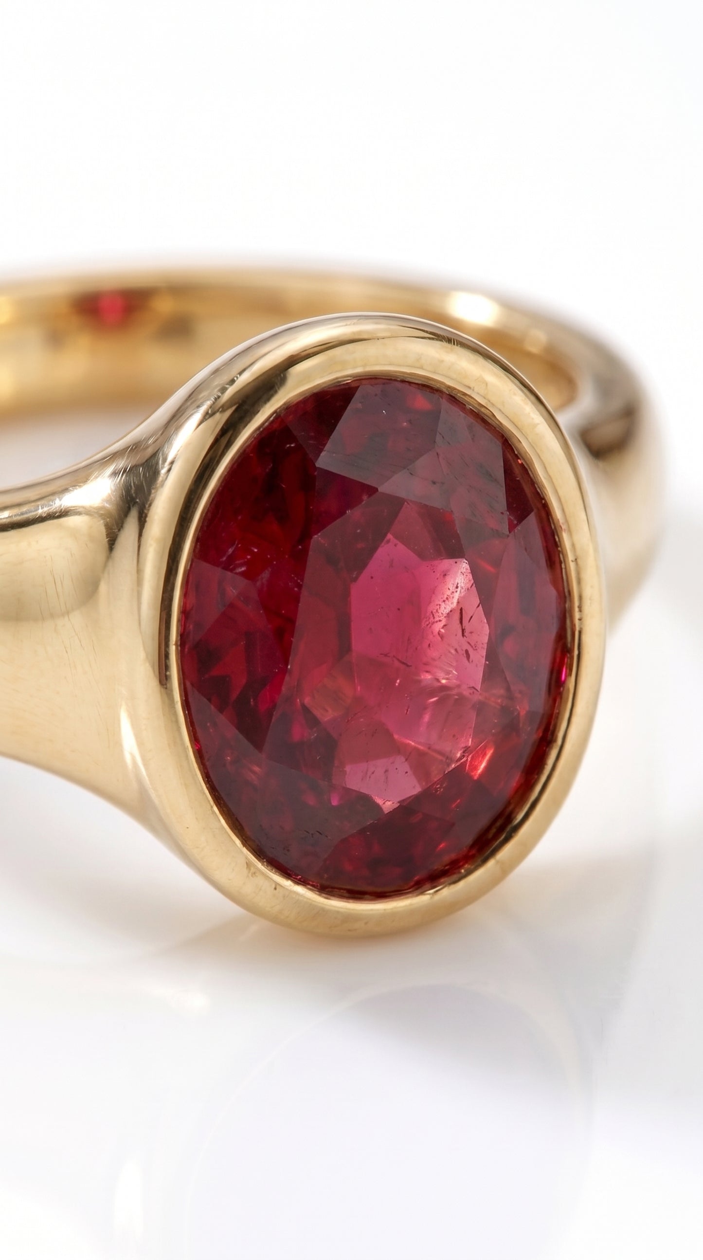 Anillo Carmín · Rubí Oval en Oro Amarillo 18k · Unisex