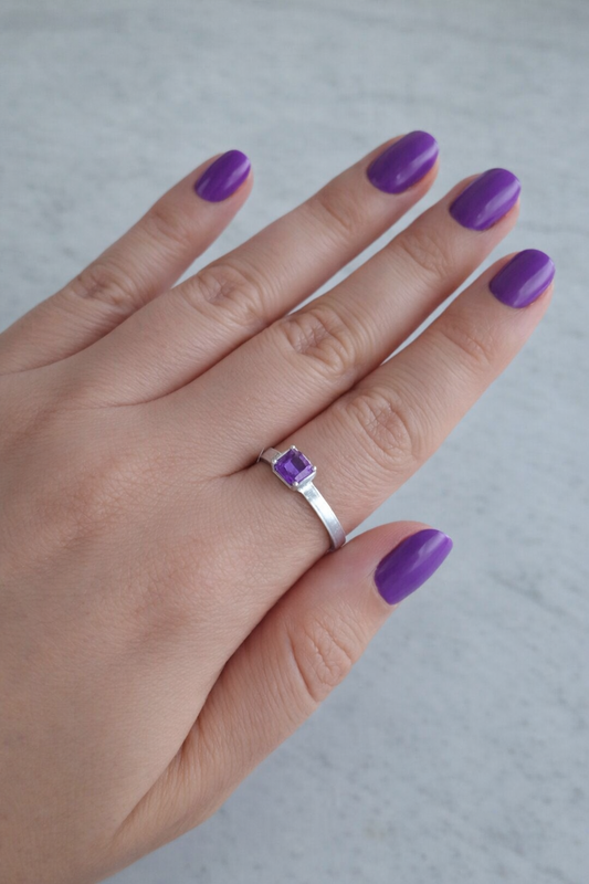 Anillo Circón Cúbico modelo Violeta