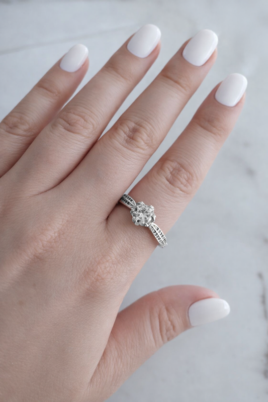 Anillo Circón Central modelo Althea