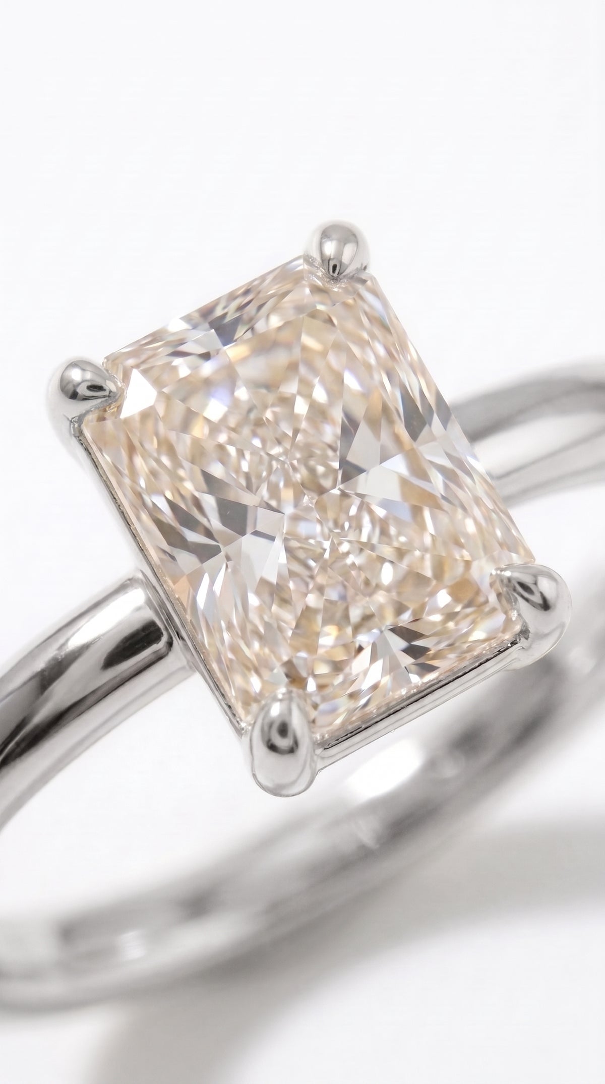 Anillo Solitario Radiante modelo Eleonor Oro 18k