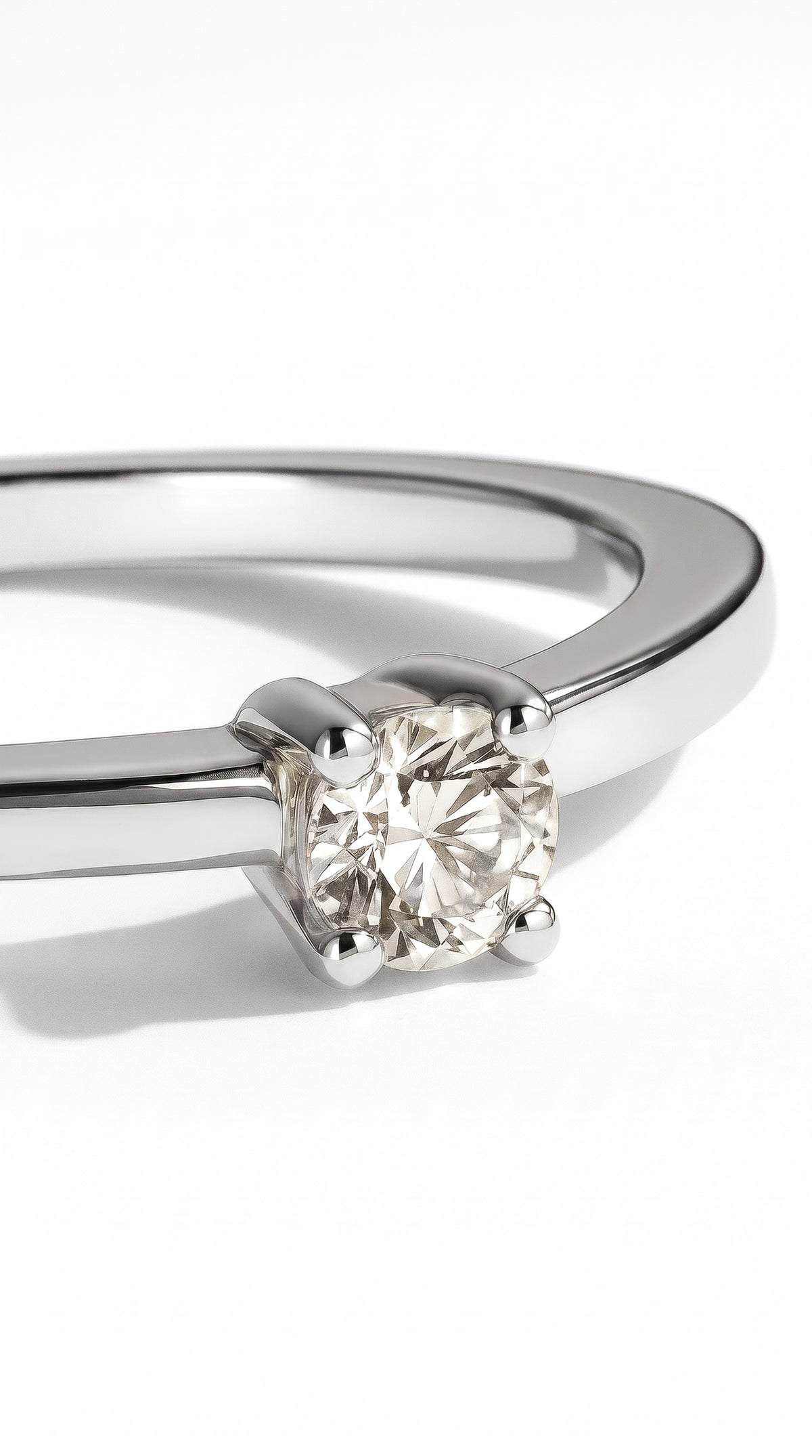 Anillo Solitario modelo Elara Oro 18k