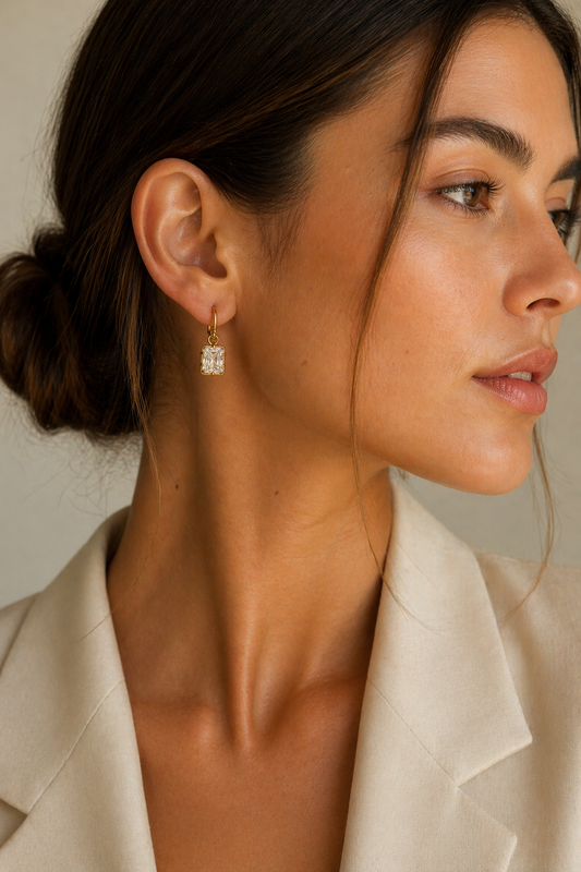 Pendientes con Circón modelo Dhalia Oro 18k
