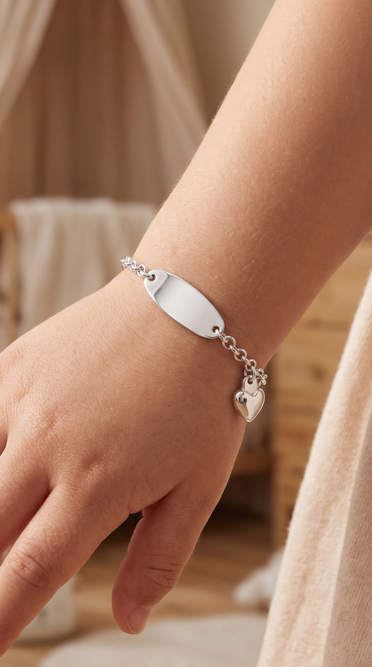 Pulsera modelo Cael con plaquita y corazón