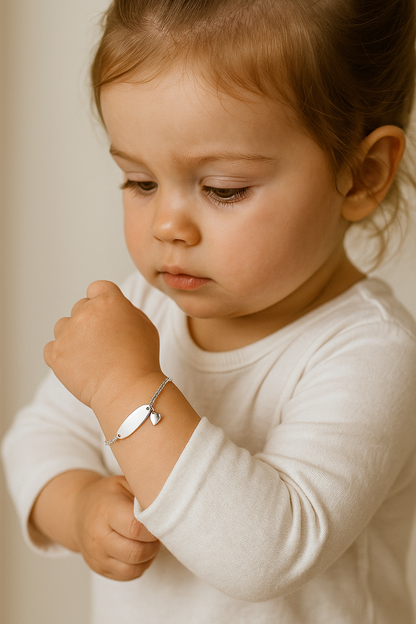 Pulsera modelo Cael con plaquita y corazón