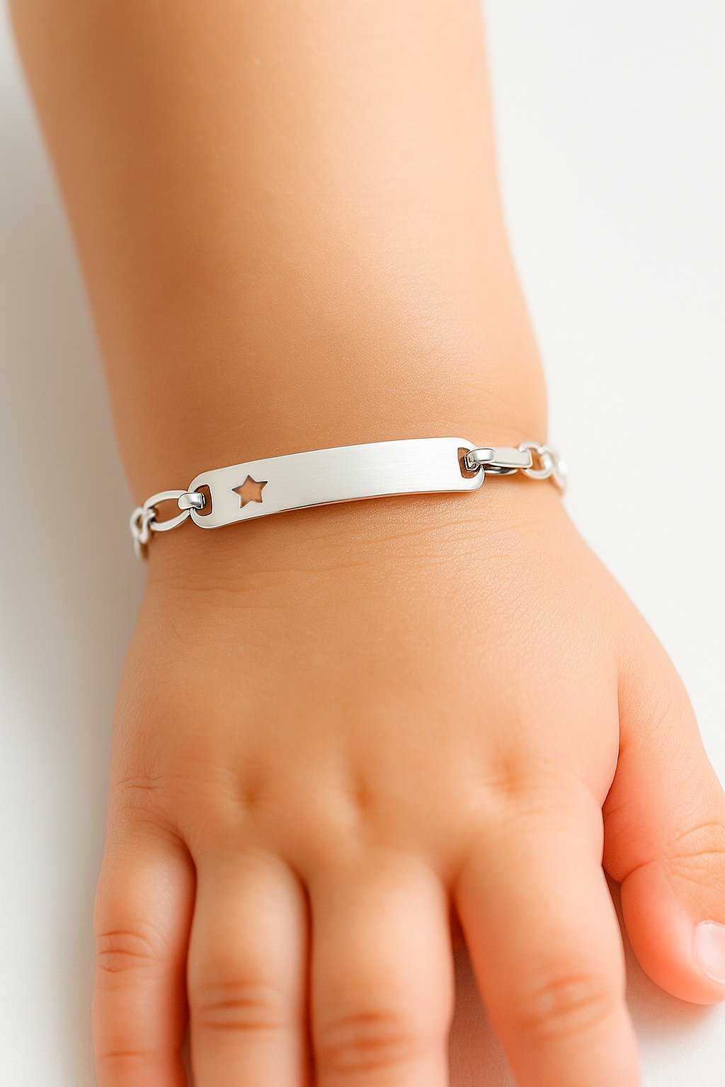 Pulsera modelo Lior con plaquita y Estrella