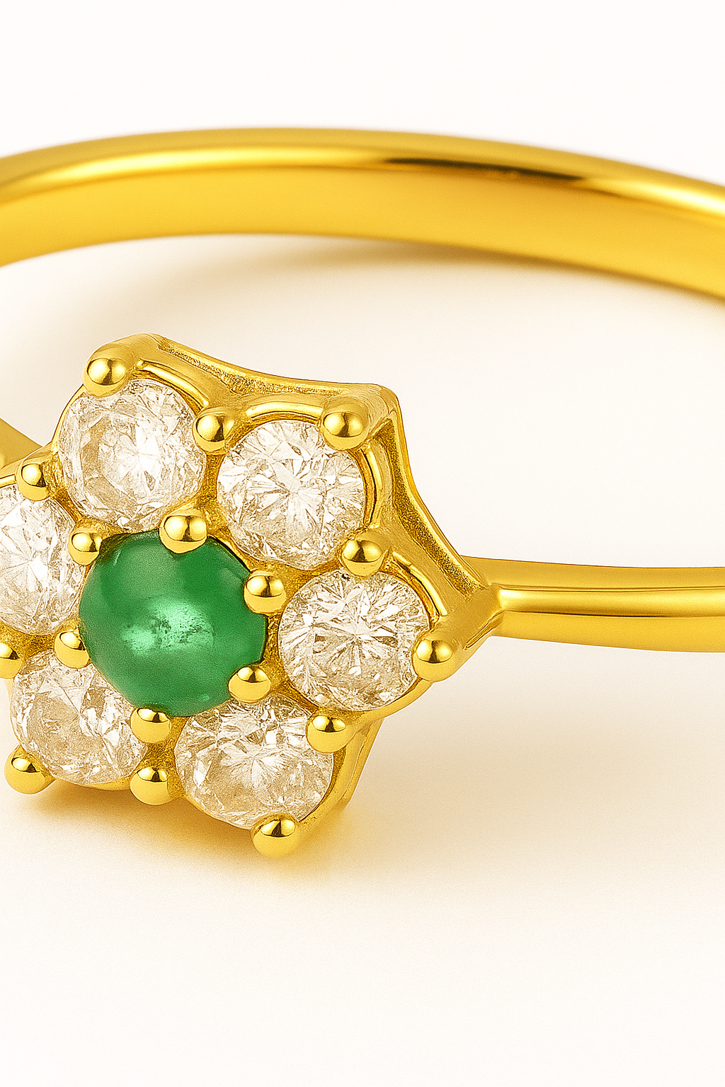 Anillo Evadne en Oro de 18k con Esmeralda y Circones