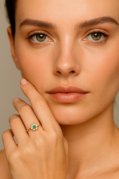 Anillo Evadne en Oro de 18k con Esmeralda y Circones