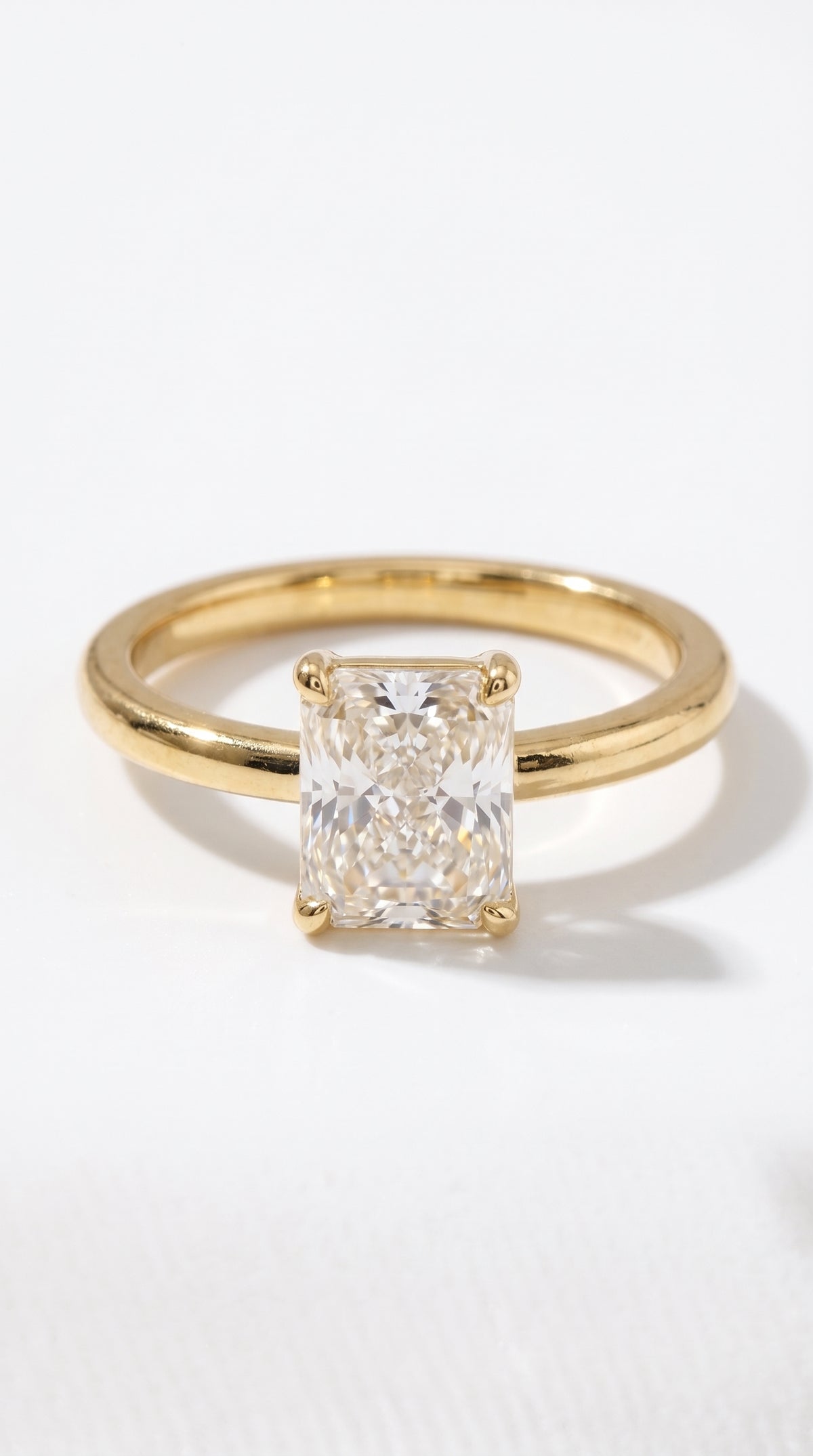 Anillo Solitario Radiante modelo Eleonor Oro 18k