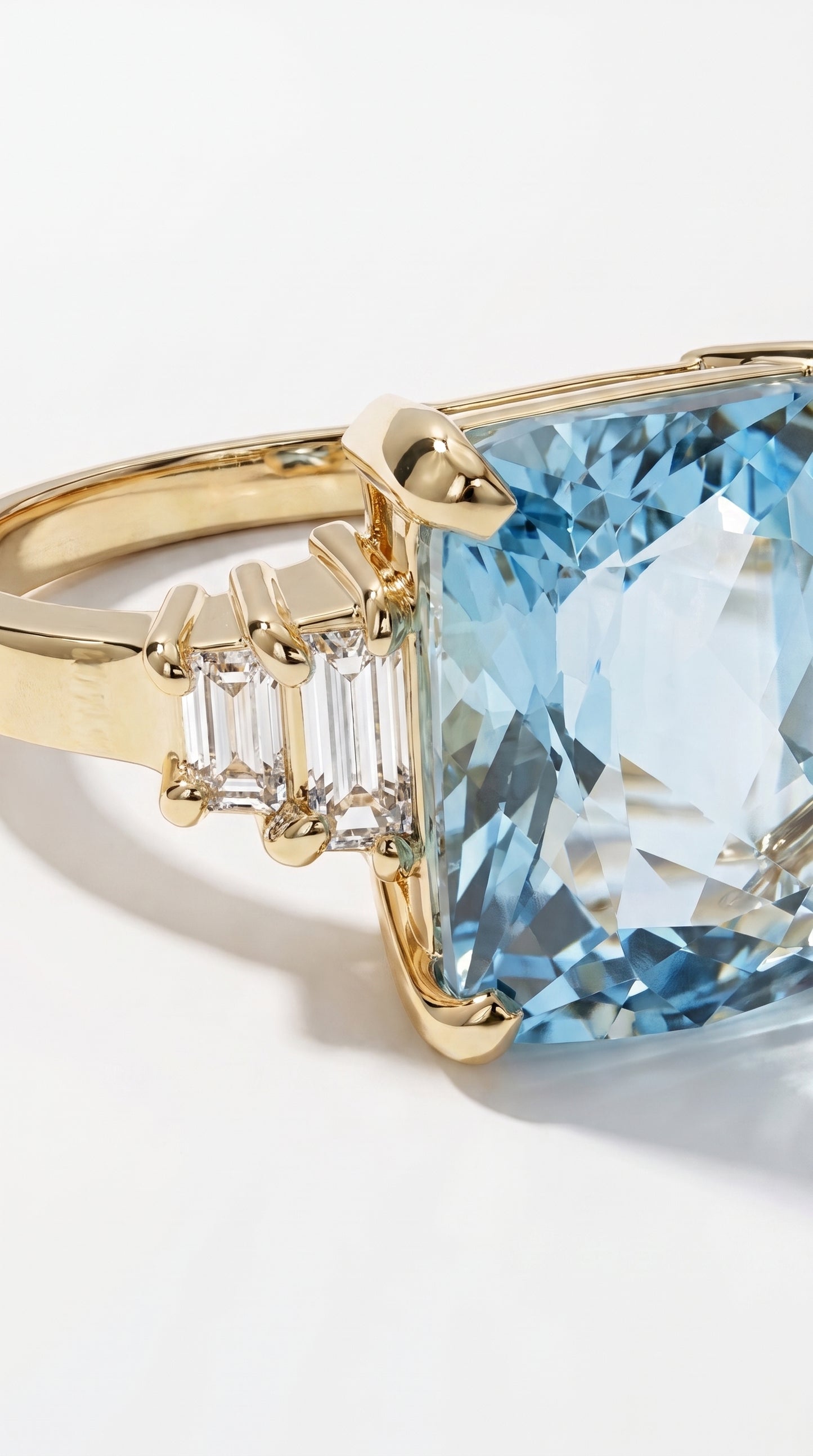 Anillo Brisa · Aguamarina en Oro 18k