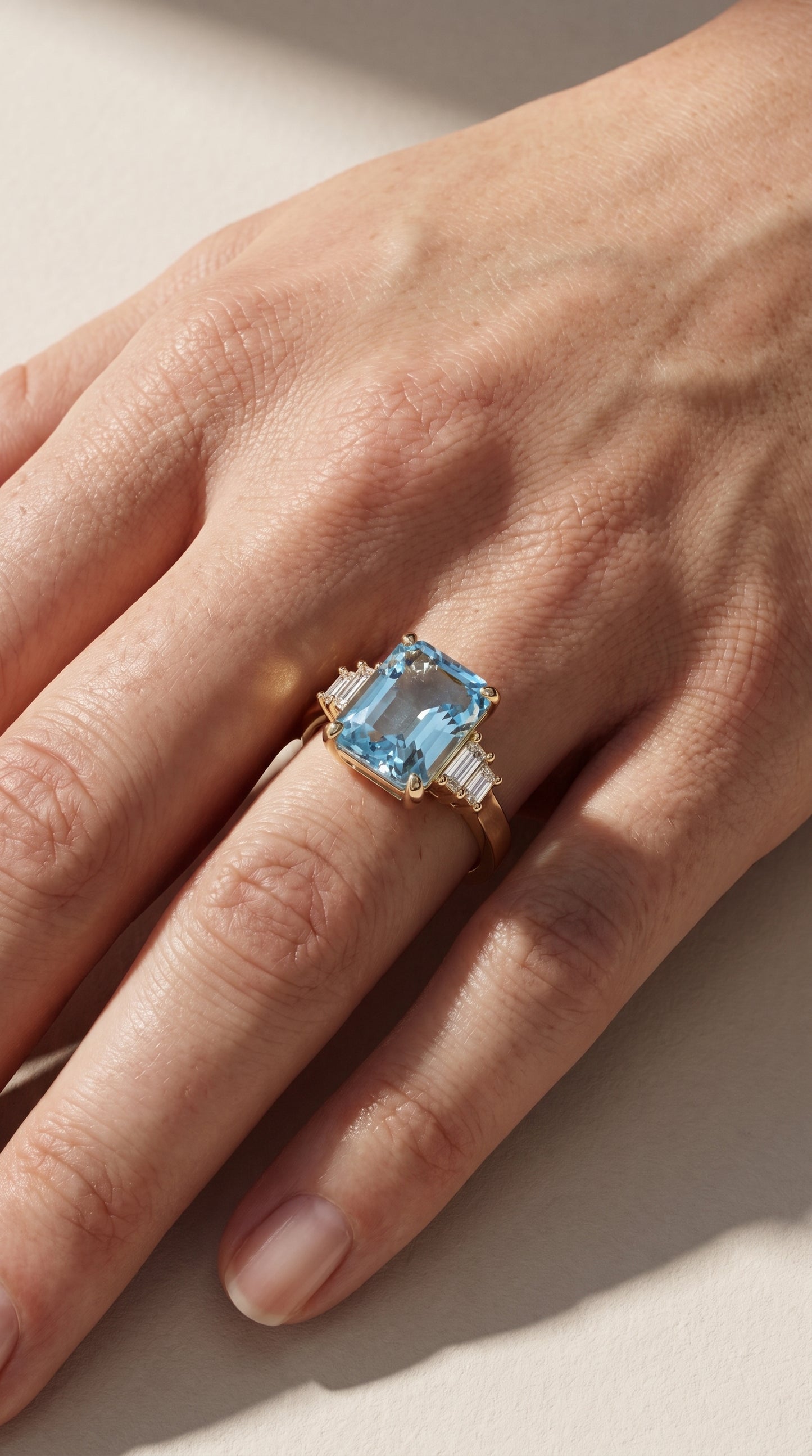 Anillo Brisa · Aguamarina en Oro 18k