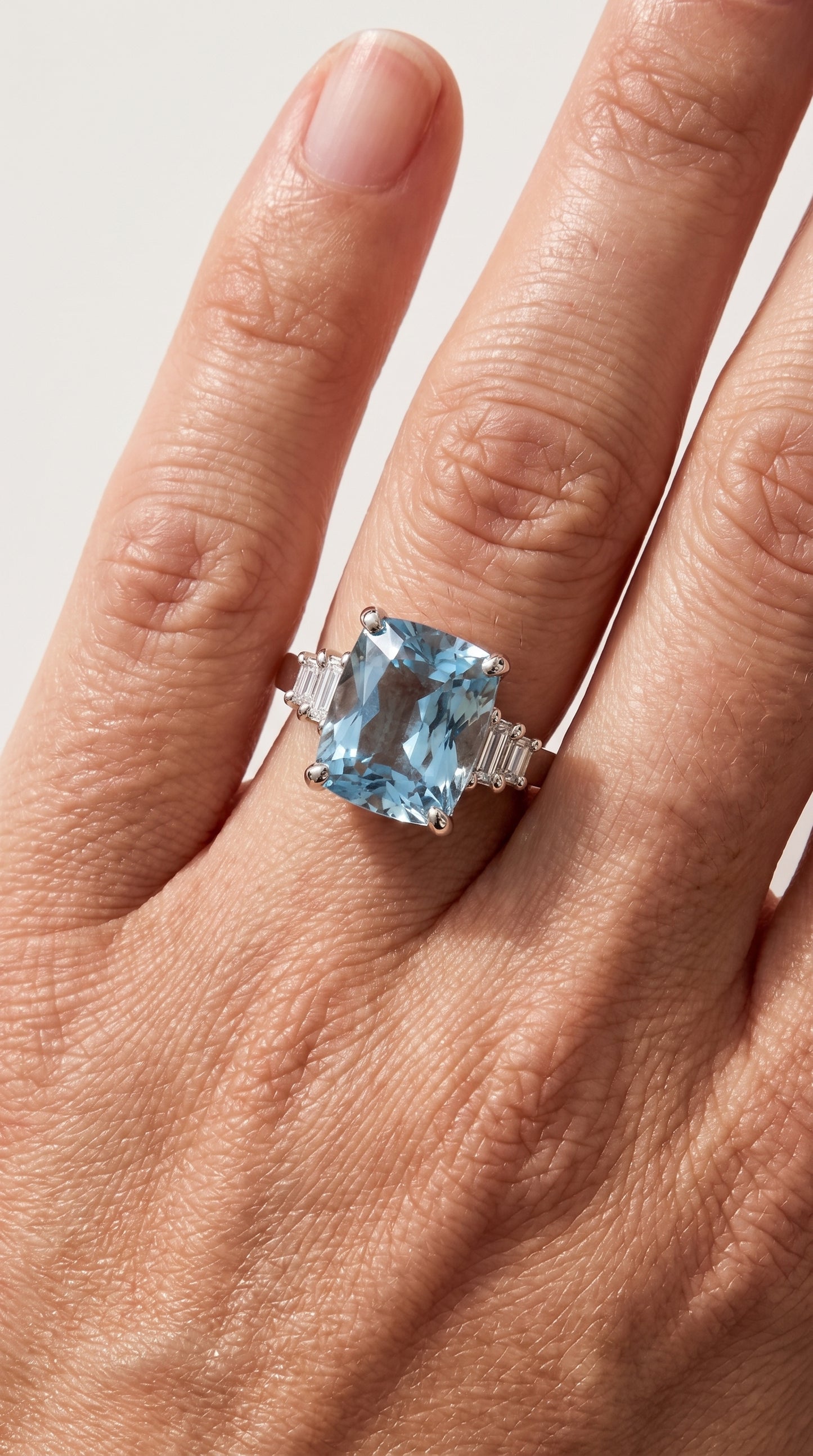 Anillo Brisa · Aguamarina en Oro 18k