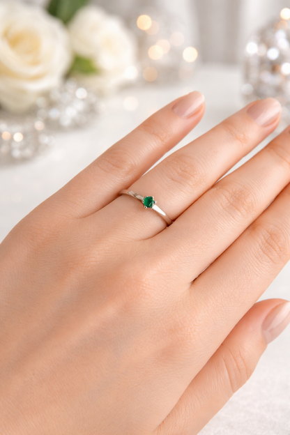 Anillo Solitario Oro Blanco y Esmeralda