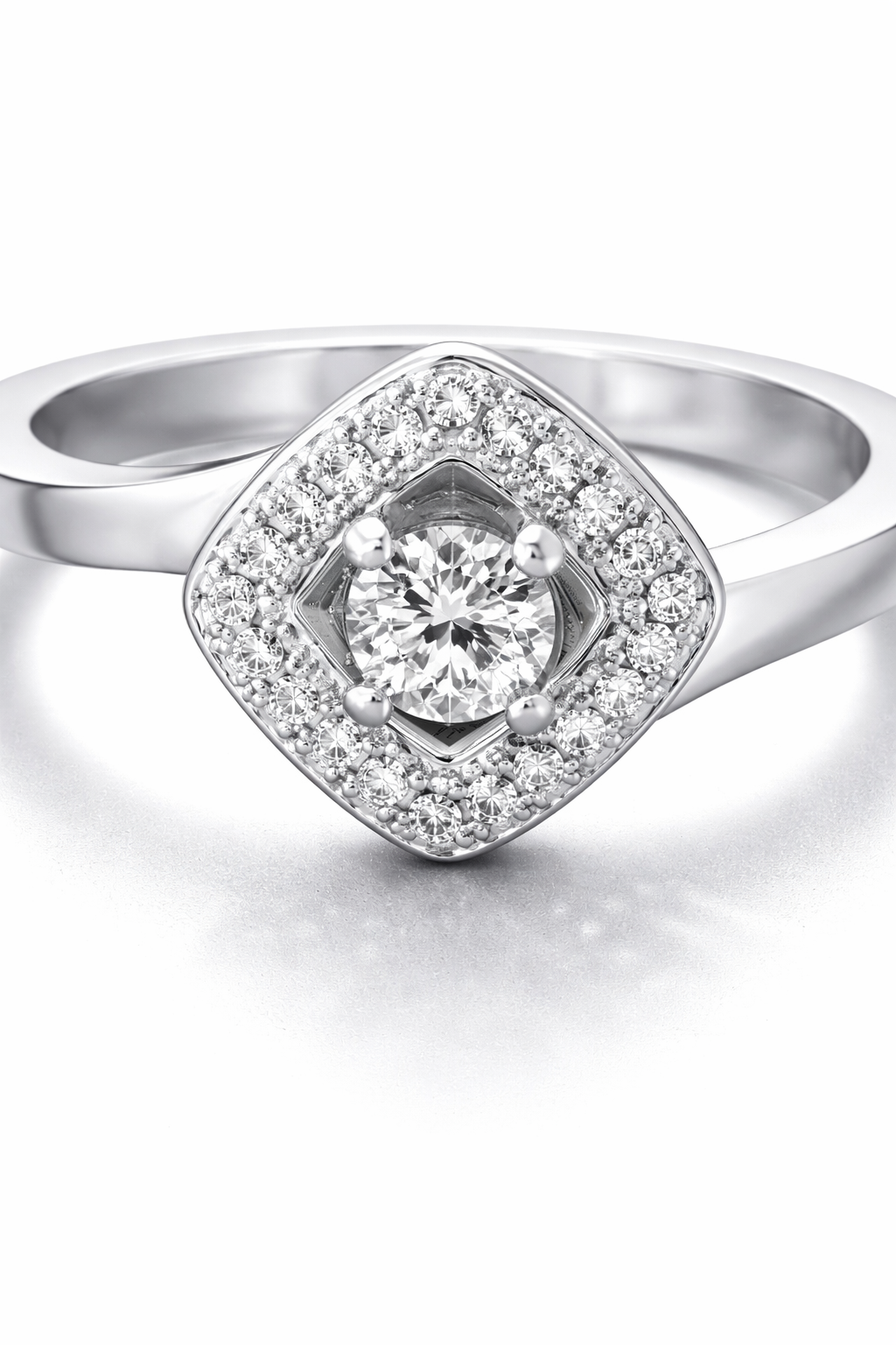 Anillo Halo rectangular modelo Ariana