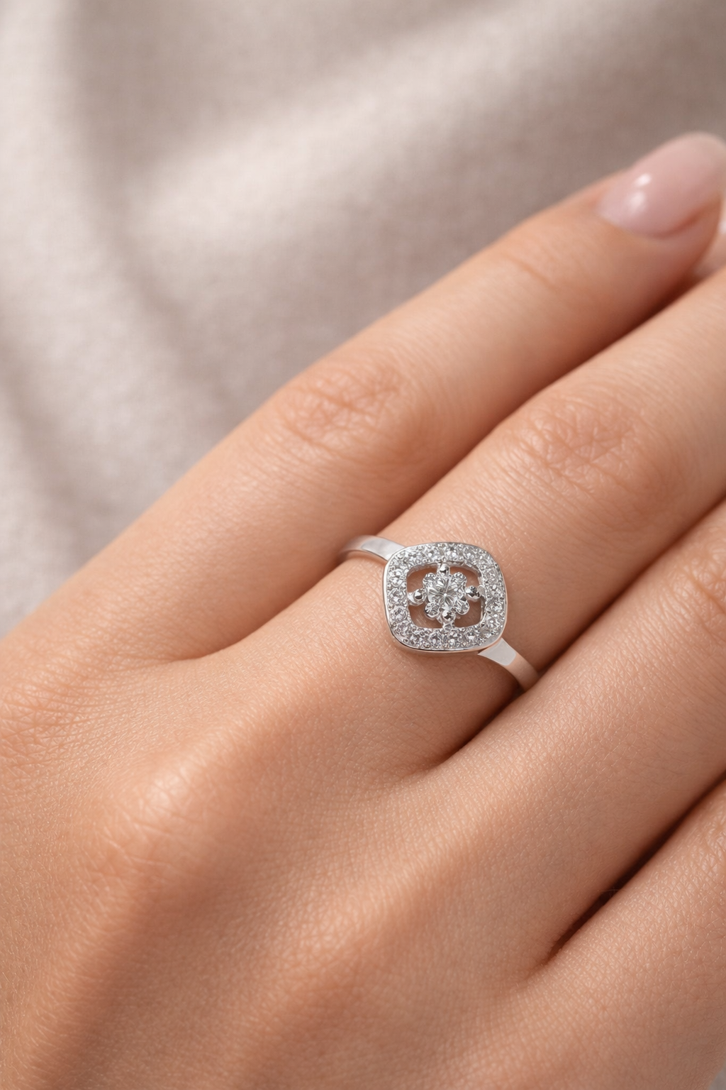 Anillo Halo rectangular modelo Ariana