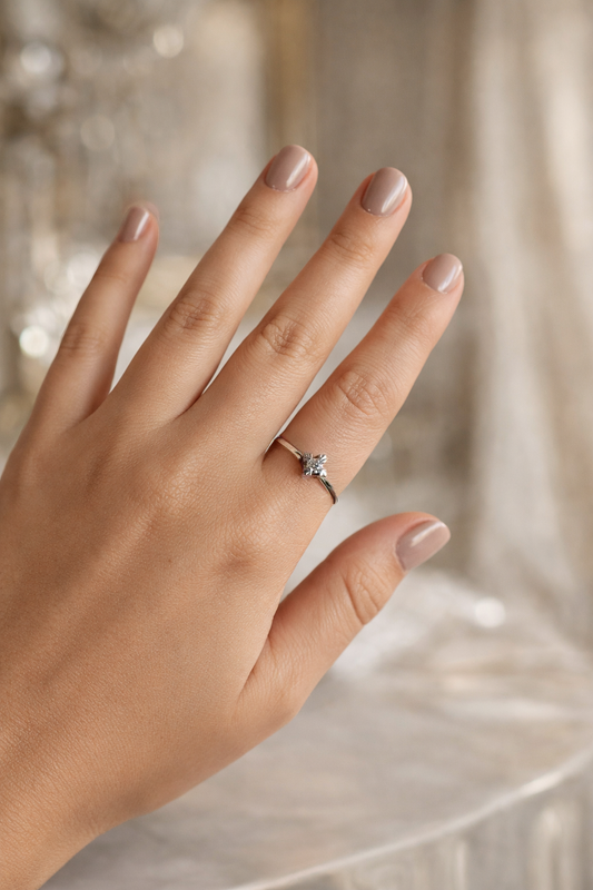 Anillo Solitario Oro Blanco y Diamante modelo Vera