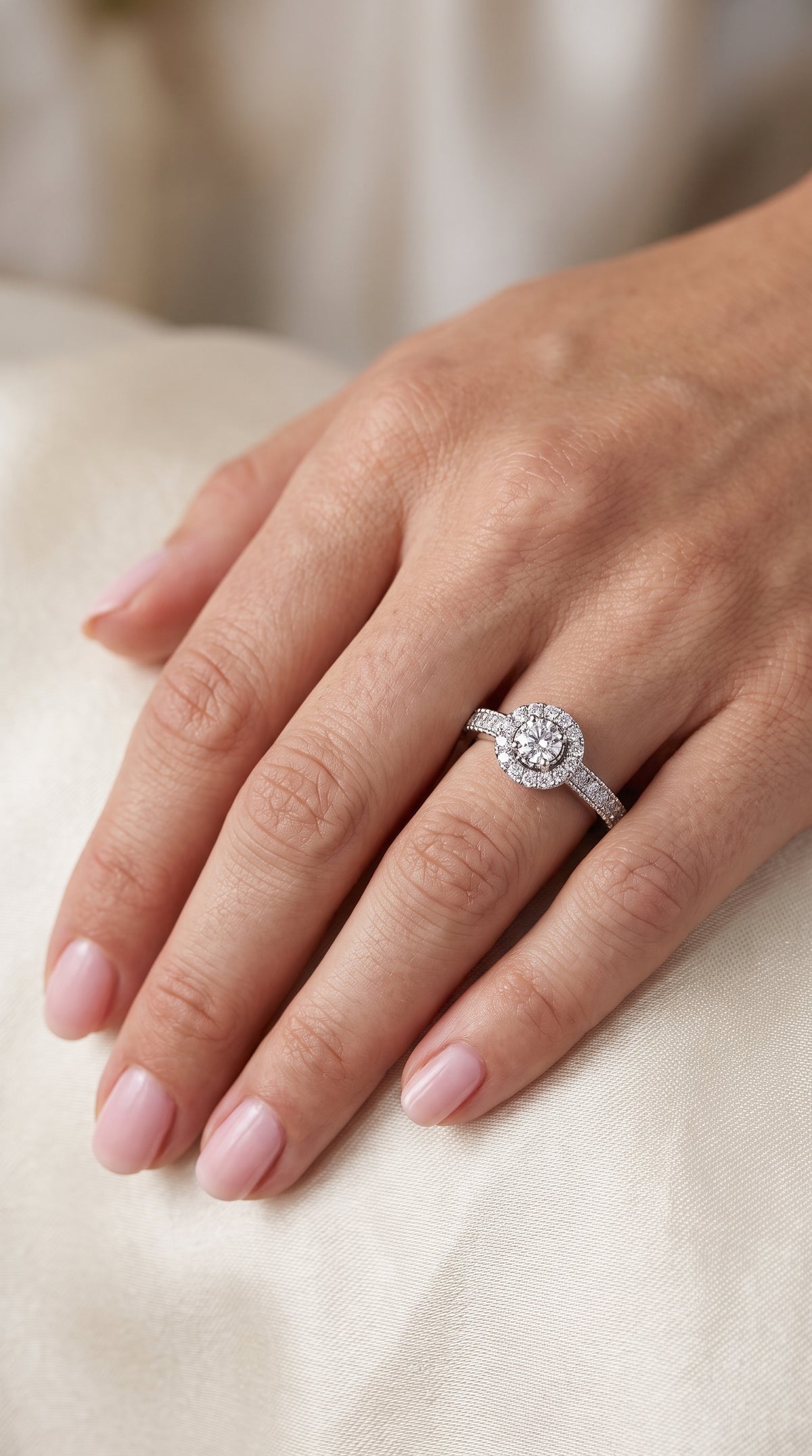 Anillo Halo modelo Seraphine Oro 18k