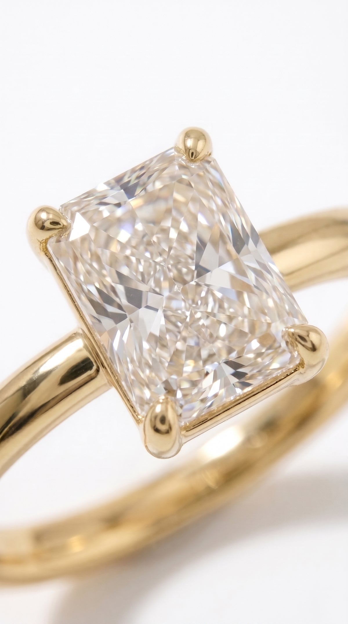 Anillo Solitario Radiante modelo Eleonor Oro 18k