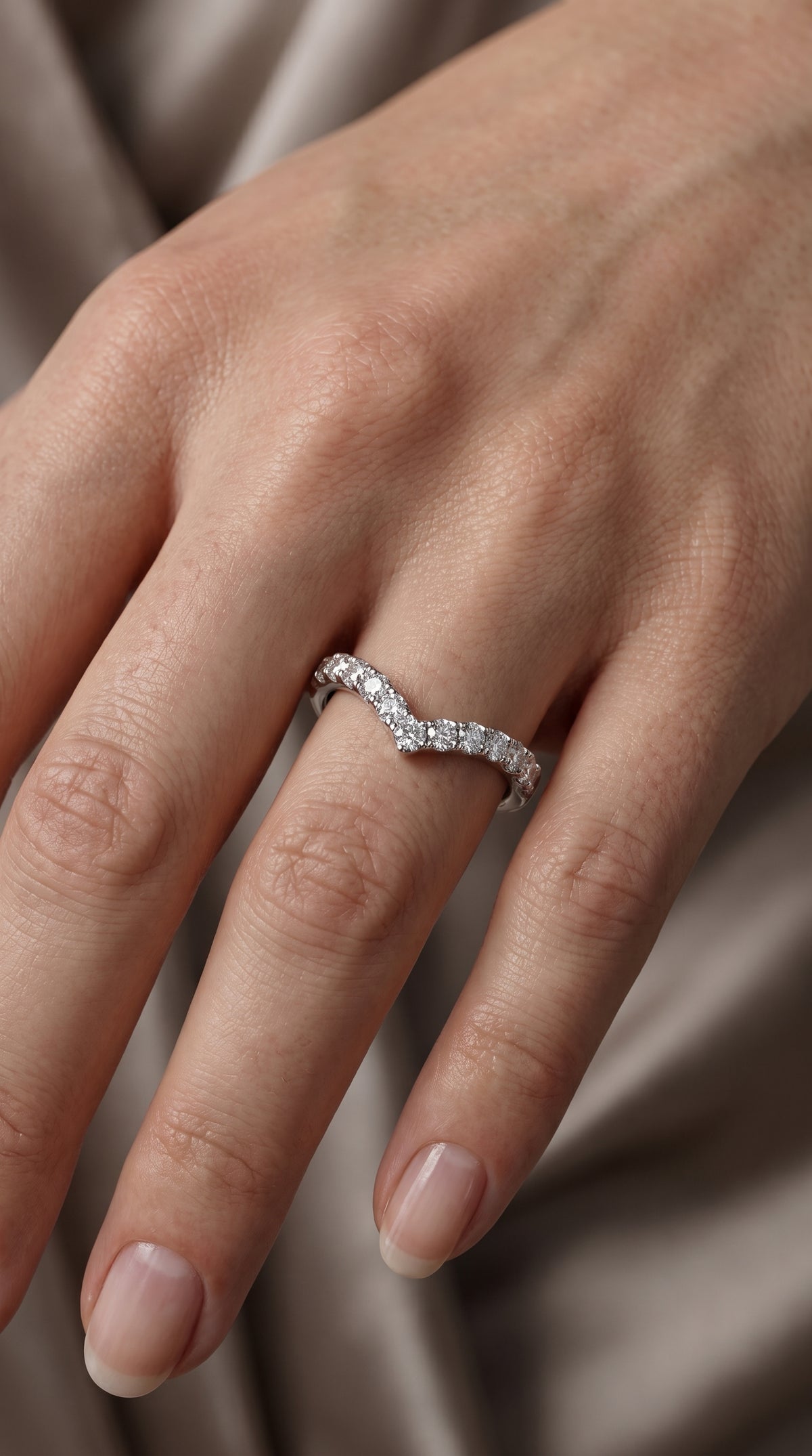 Anillo "V" modelo Valerie Oro 18k