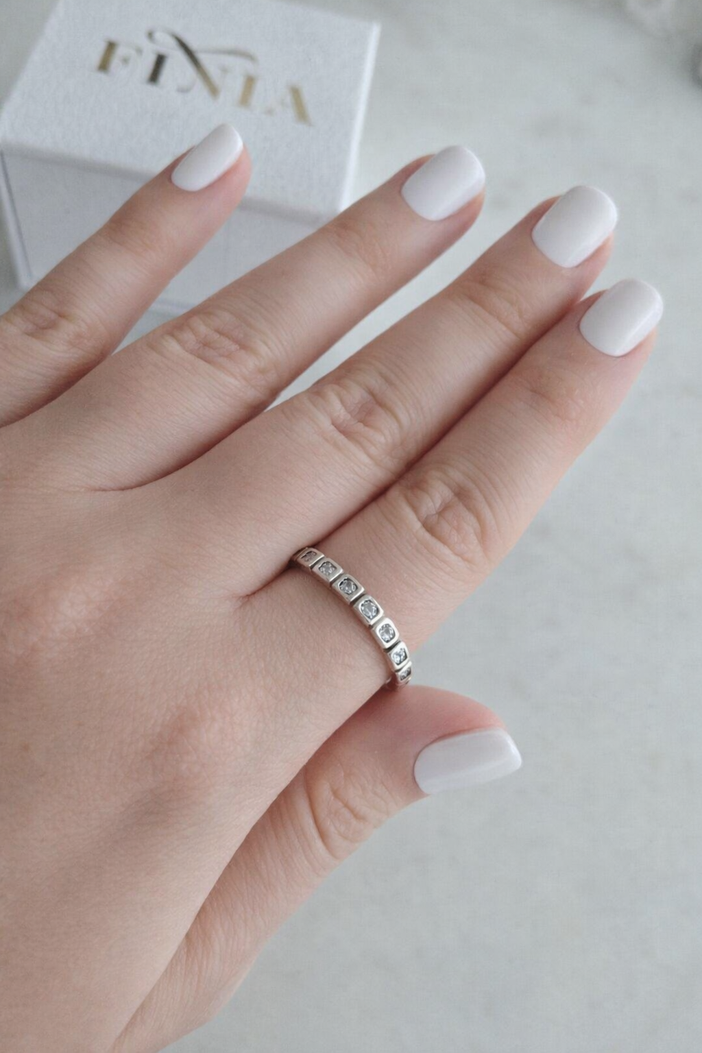 Anillo medio cintillo modelo Lauren