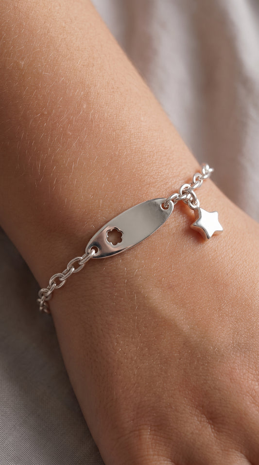 Pulsera con plaquita de flor calada modelo Estela