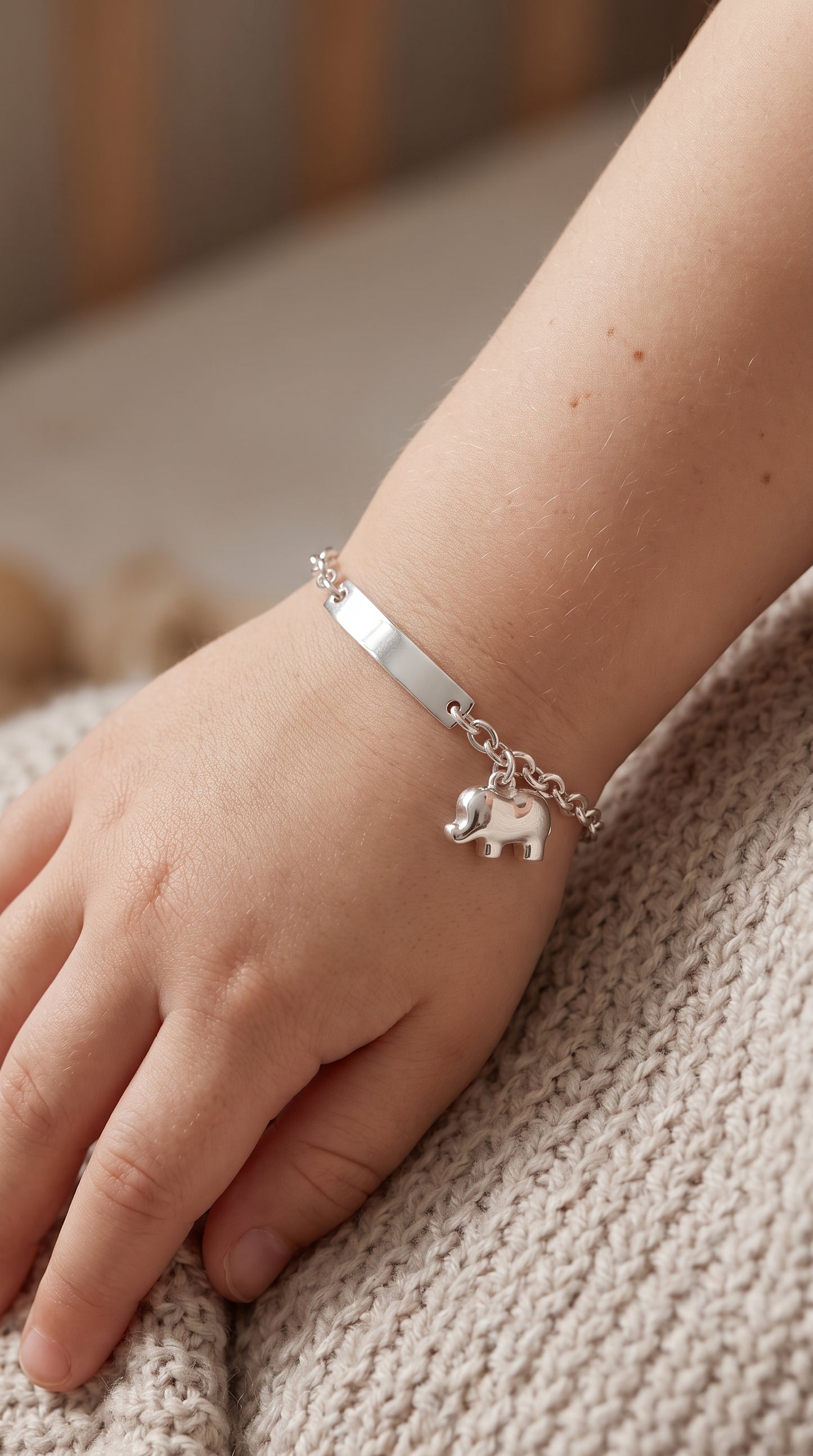 Pulsera de plata Elior con plaquita y elefantito