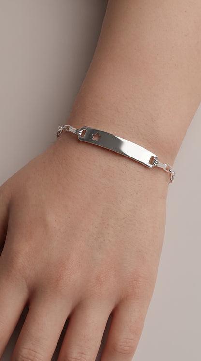Pulsera de plata modelo Esten con estrella calada y plaquita