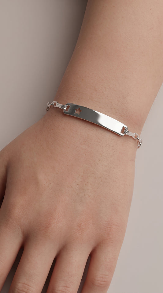 Pulsera de plata modelo Esten con estrella calada y plaquita