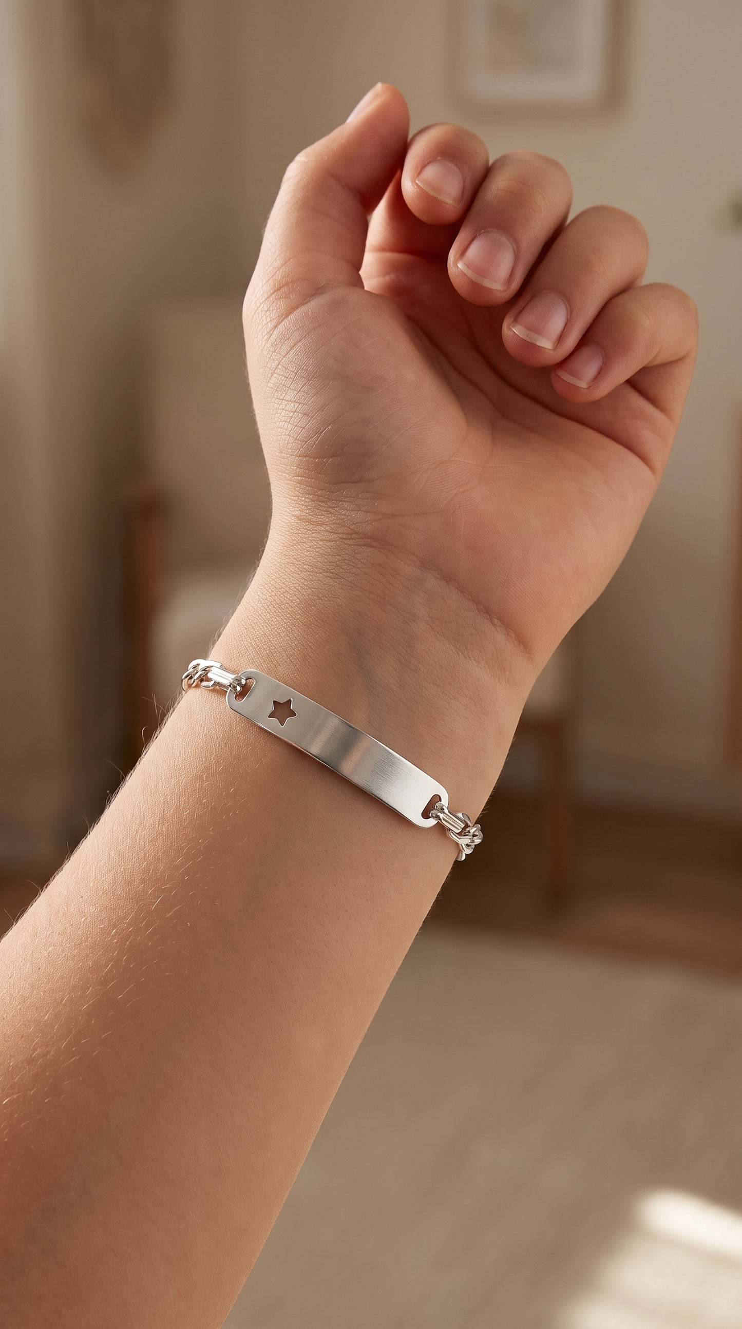 Pulsera modelo Lior con plaquita y Estrella